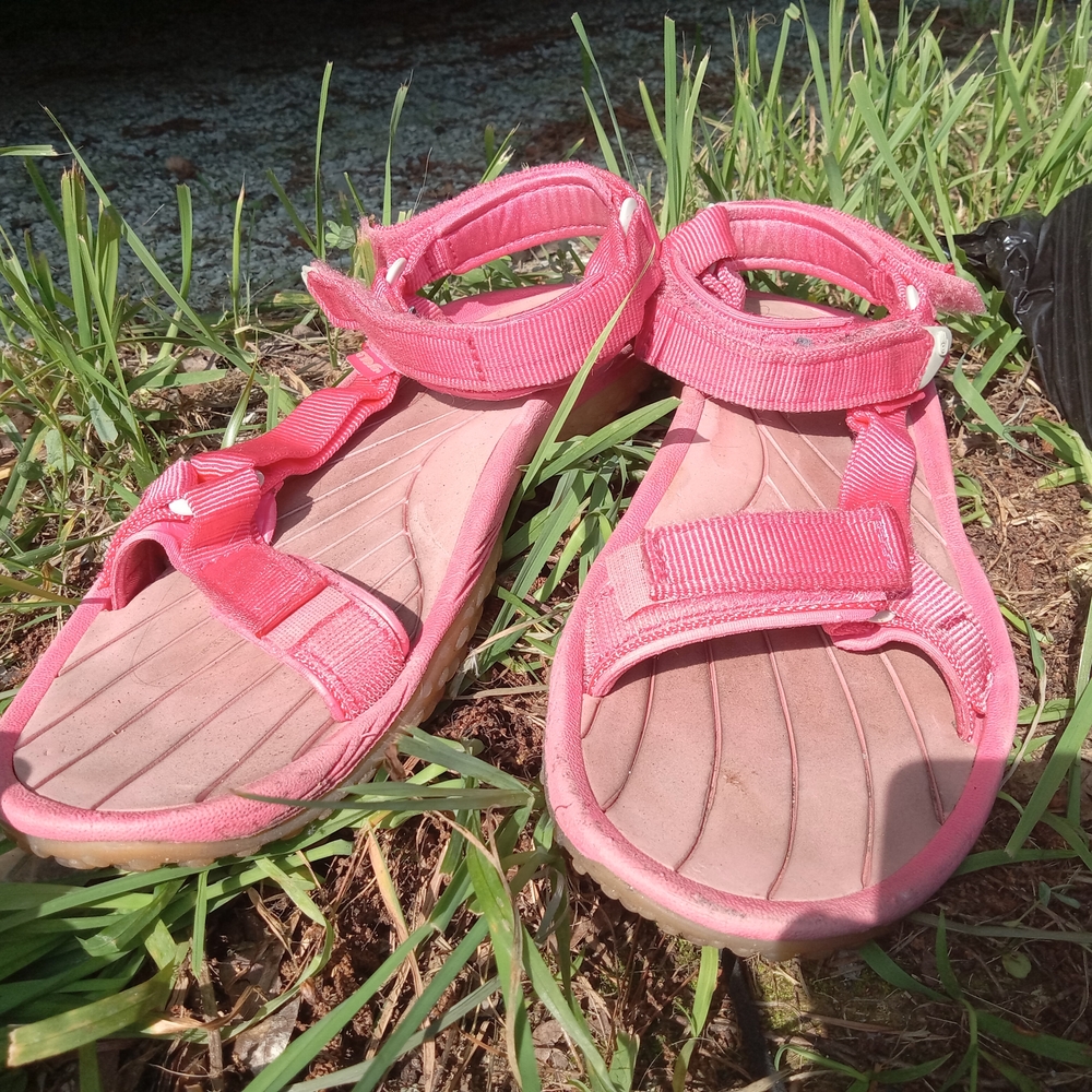 COLLECTOR’S PIECE: Rare Vtg Teva Pretty Rugged Coral Pink Sz 10
